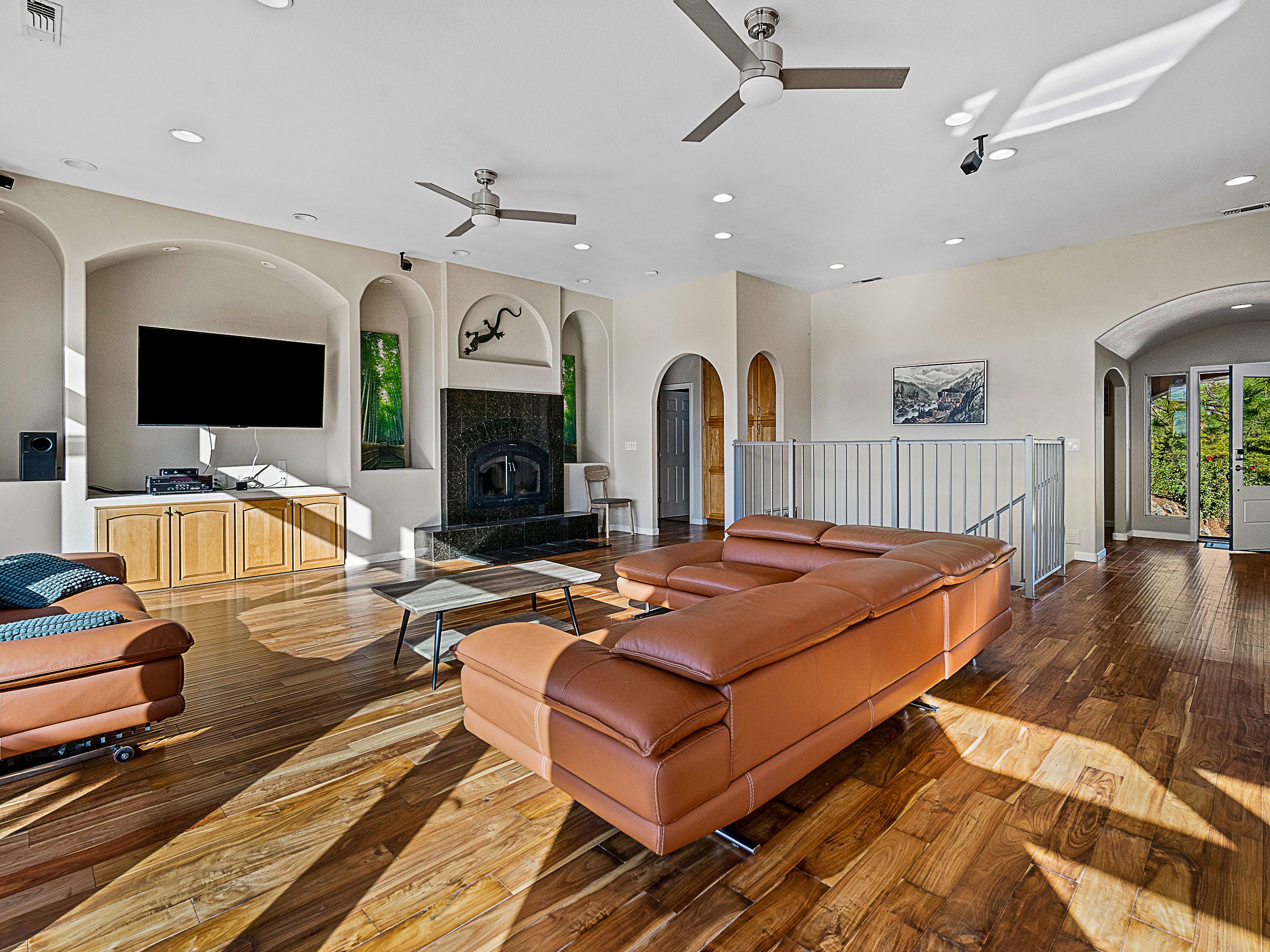 2520_BedfordAvenue_Int_FamilyRoom_2_01